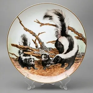  Коллекционная Тарелка «Лесной Год, АПРЕЛЬ. Скунсы» Фарфор, Англия -1982 год.