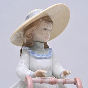 Авторская Фарфоровая статуэтка «Девочка с тележкой цветов и котятами», Lladro Испания.