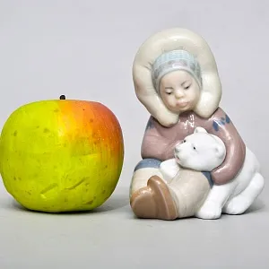 Коллекционная Фарфоровая статуэтка «Мальчик эскимос с медвежонком», Lladro Испания, 1972 - 2007 годы.