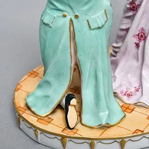 Антикварная статуэтка «Дама с кавалером. Приглашение на танец», Фарфор Muller & Co, Германия, 1907 - 1949 гг. 