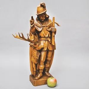 Большая Коллекционная Деревянная статуэтка «Охотник с Оленем», Германия середина ХХ века.