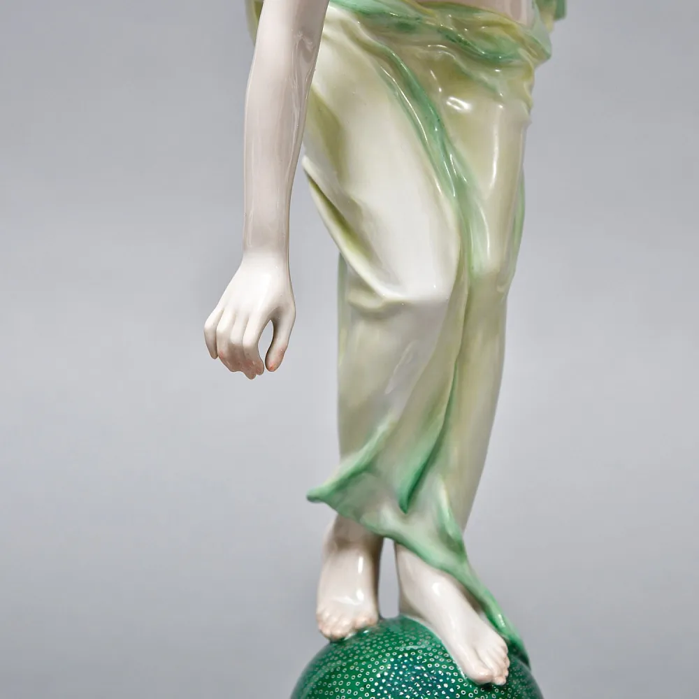 Антикварная Фарфоровая статуэтка «Обнаженная девушка на шаре», Rosenthal Германия - 1935 год. 