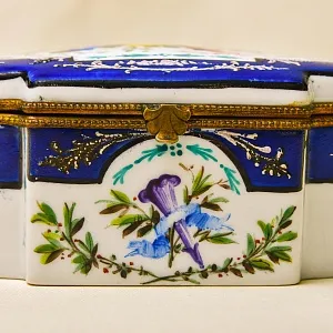 Винтажная Фарфоровая Шкатулка «БУКЕТ С РОЗАМИ», Франция - начало ХХ века.