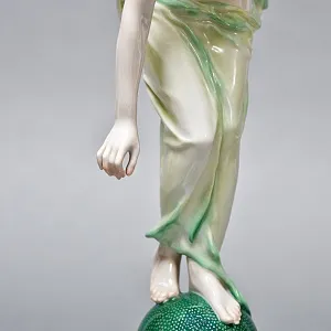 Антикварная Фарфоровая статуэтка «Обнаженная девушка на шаре», Rosenthal Германия - 1935 год. 