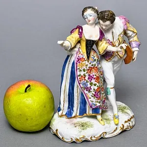 Коллекционная Фарфоровая статуэтка «Пара на Карнавале», Edme Samson Франция, 1940 - 1969 годы. 