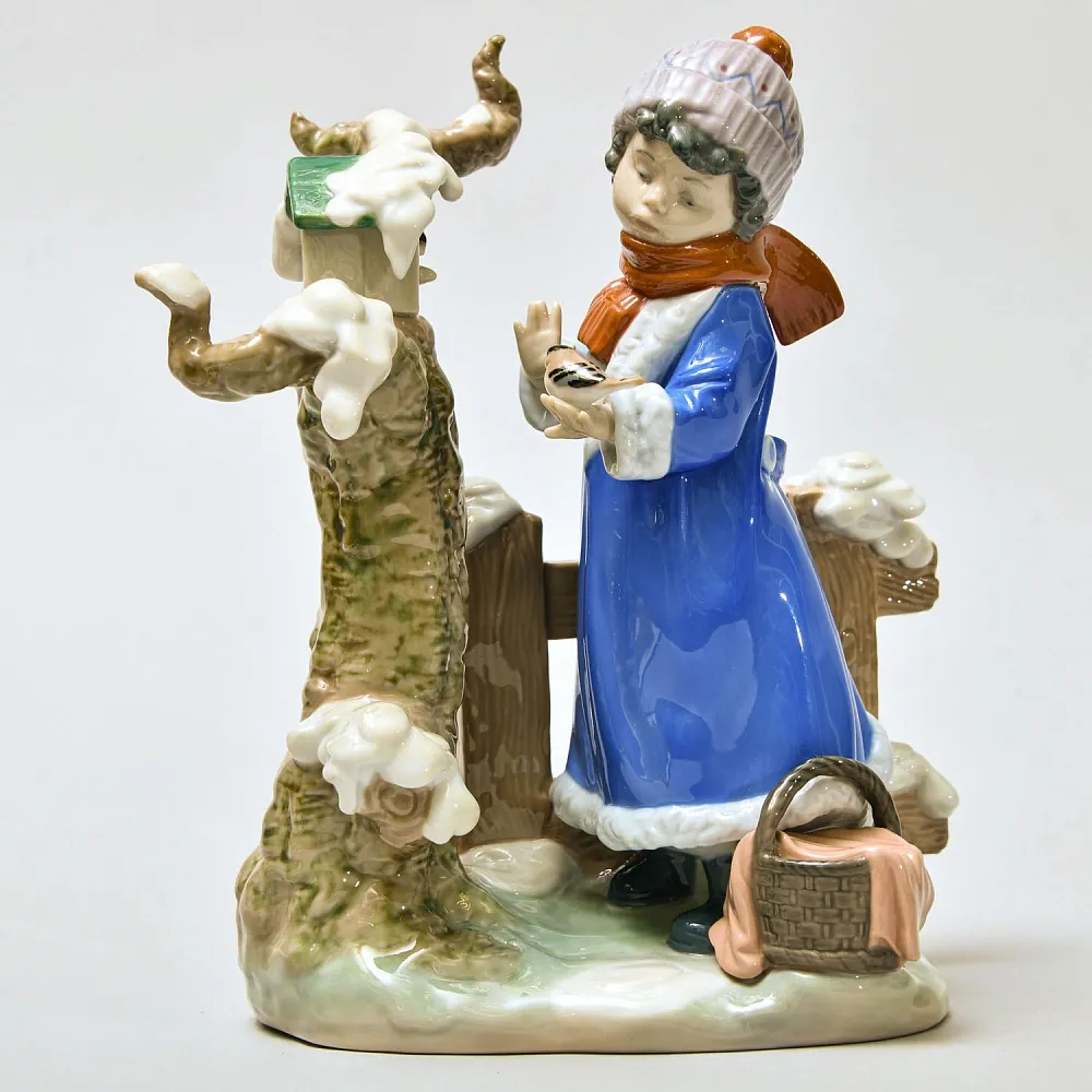 Коллекционная Фарфоровая статуэтка «Морозная зима или Девочка с птицей», Lladro Испания, 1985 год.