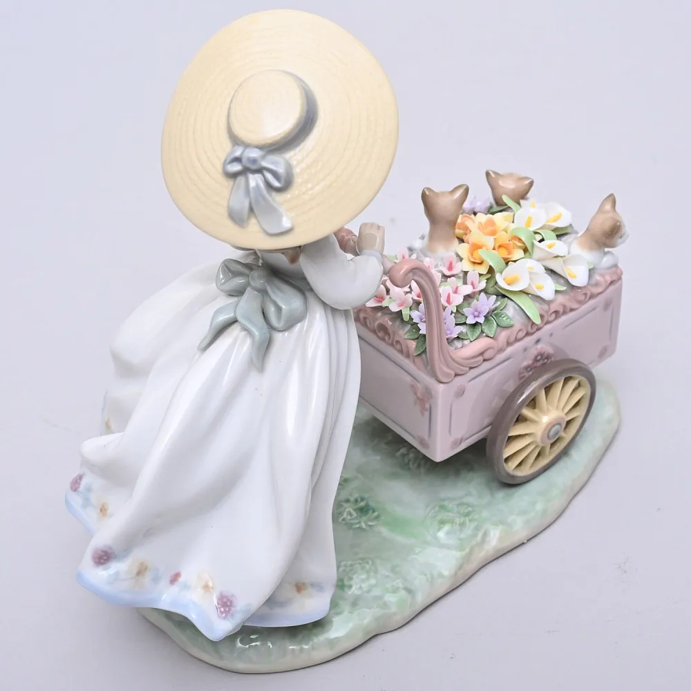 Авторская Фарфоровая статуэтка «Девочка с тележкой цветов и котятами», Lladro Испания.