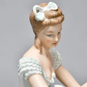 Коллекционная Фарфоровая Статуэтка «Балерина, завязывающая пуанты», WALLENDORF Германия.