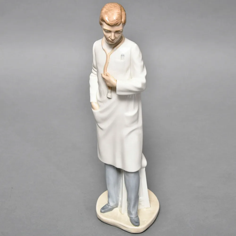 Коллекционная Фарфоровая статуэтка «Доктор. Мужчина Врач», NAO by Lladro Испания. 