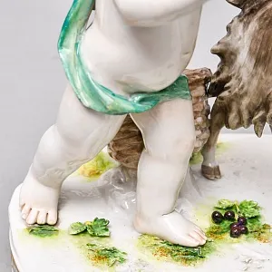  Антикварная статуэтка «Путти с козлом и виноградом», Фарфор Karl Thime Dresden, Германия.