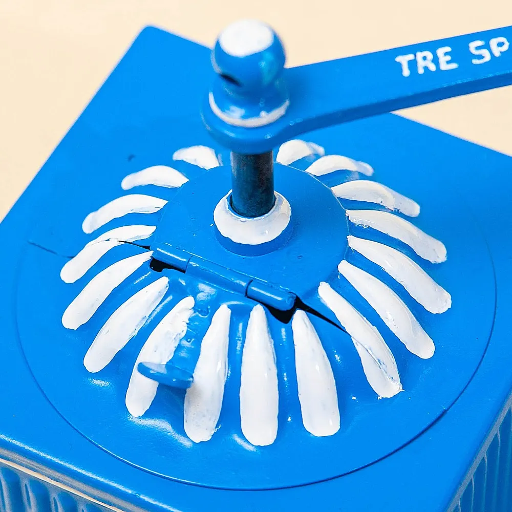 Коллекционная Винтажная ручная механическая кофемолка «Tre Spade» Бельгия.