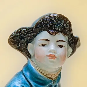 Коллекционная статуэтка «Мальчик со снежком», Фаянс ЗиК Конаково, СССР 50-е годы.