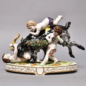  Антикварная Фарфоровая статуэтка «Три путти, играющие с козлом», Ludwigsburg Германия, 1919 - 1927 гг.