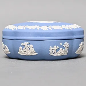 Шкатулка - Бонбоньерка «Колесница», фарфор ВЕДЖВУД / WEDGWOOD, Англия, вторая половина ХХ века.