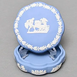 Шкатулка - Бонбоньерка «Колесница», фарфор ВЕДЖВУД / WEDGWOOD, Англия, вторая половина ХХ века.
