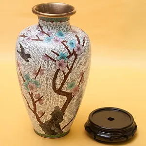 Винтажная Ваза «Цветение Сакуры» в технике « Клуазоне» Китай 50 -е годы ХХ века Н -26 см.