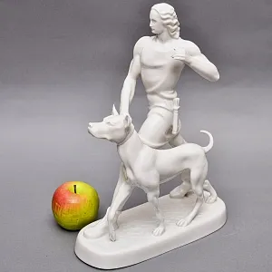 Антикварная Фаофоровая Статуэтка «Охотник с собакой», Wiener Porzellanmanufaktur Augarten, Австрия первая половина ХХ века.