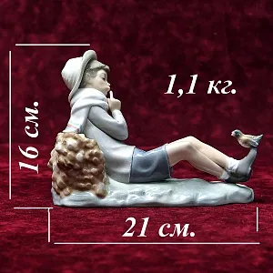Коллекционная Фарфоровая статуэтка «Мальчик с птицей», Lladro Испания - 1970 год.