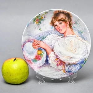 Коллекционная Фарфоровая тарелка «Девушка с кольцом», Wedgwood Англия - 1986 год. 