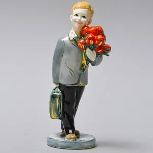 Авторская Коллекционная Фарфоровая Статуэтка «Школьник с букетом тюльпанов», Россия.