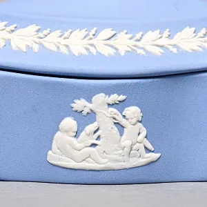 Шкатулка - Бонбоньерка «Мотив с Путти», фарфор ВЕДЖВУД / WEDGWOOD, Англия, вторая половина ХХ века.