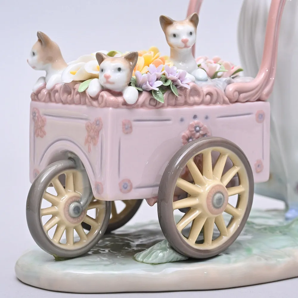 Авторская Фарфоровая статуэтка «Девочка с тележкой цветов и котятами», Lladro Испания.