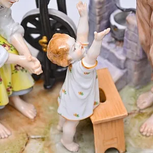 Коллекционная Фарфоровая статуэтка «Папа пришел с работы», VOLKSTEDT Германия, середина ХХ века.