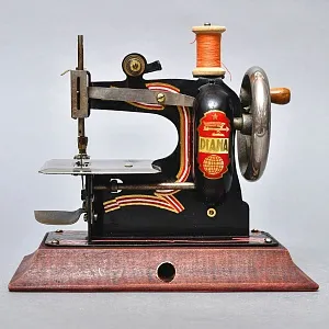 Старинная Миниатюрная Швейная Машинка «DIANA», Schürhoff & Co, Gevelsberg Германия 30 гг.
