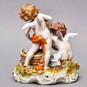 Антикварная Фарфоровая статуэтка «Урожай. Путти, собирающие виноград», Carl Thieme Германия.
