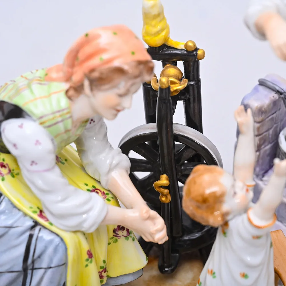 Коллекционная Фарфоровая статуэтка «Папа пришел с работы», VOLKSTEDT Германия, середина ХХ века.