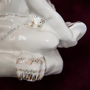 Статуэтка - Фарфоровая Статуэтка «Мальчик с Сандалией» СССР, Песочное -1960 год.