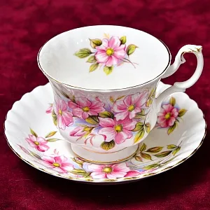 Коллекционная Фарфоровая Чайная пара «ШИПОВНИК», ROYAL ALBERT Англия, вторая половина ХХ века.