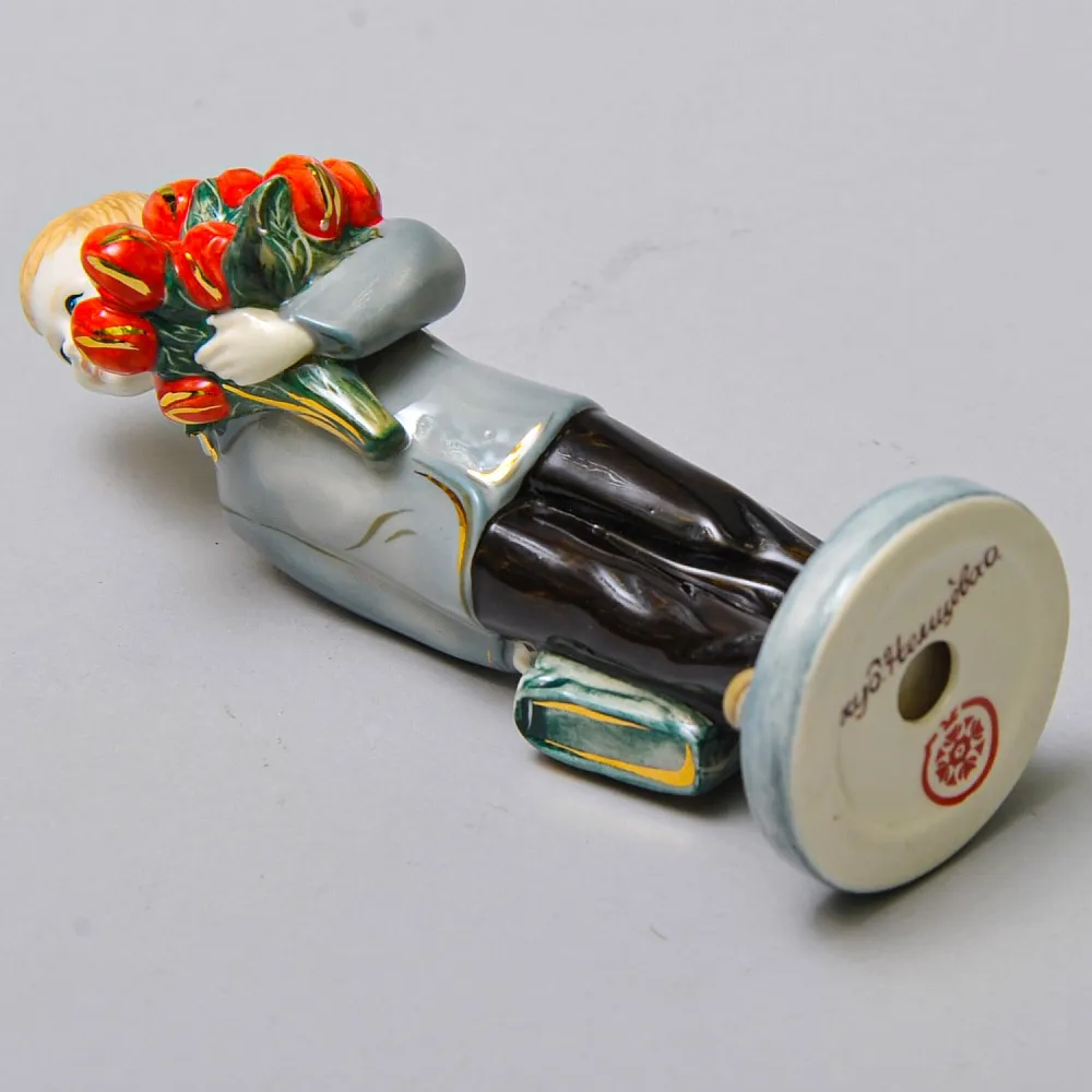 Авторская Коллекционная Фарфоровая Статуэтка «Школьник с букетом тюльпанов», Россия.