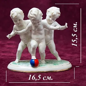 Коллекционная Фарфоровая статуэтка «Путти с мячом», Германия - середина ХХ века. 