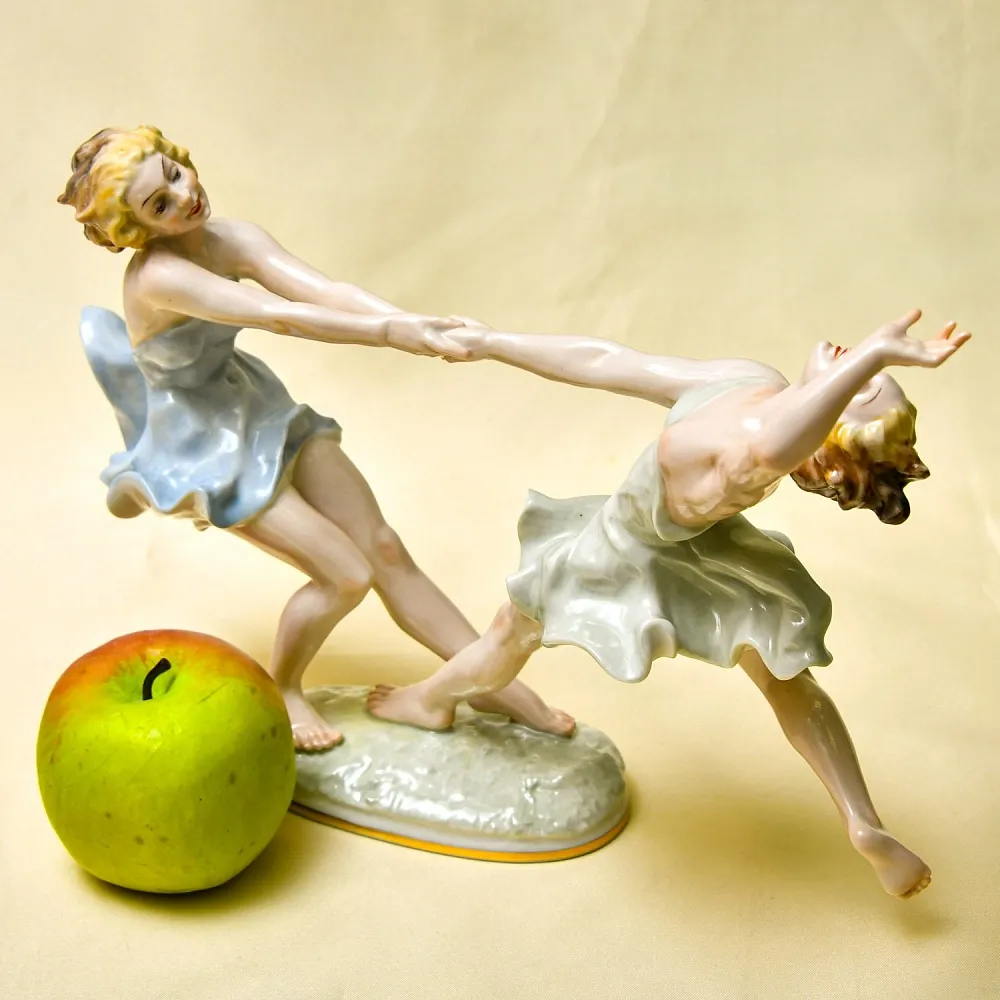Авторская Коллекционная Статуэтка «ПОДРУГИ. ТАНЕЦ», фарфор Hutschenreuther, Германия 1955-1968 годы. 