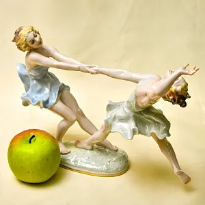 Авторская Коллекционная Статуэтка «ПОДРУГИ. ТАНЕЦ», фарфор Hutschenreuther, Германия 1955-1968 годы. 