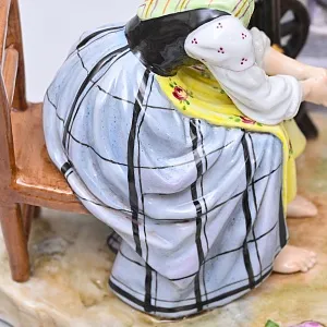 Коллекционная Фарфоровая статуэтка «Папа пришел с работы», VOLKSTEDT Германия, середина ХХ века.