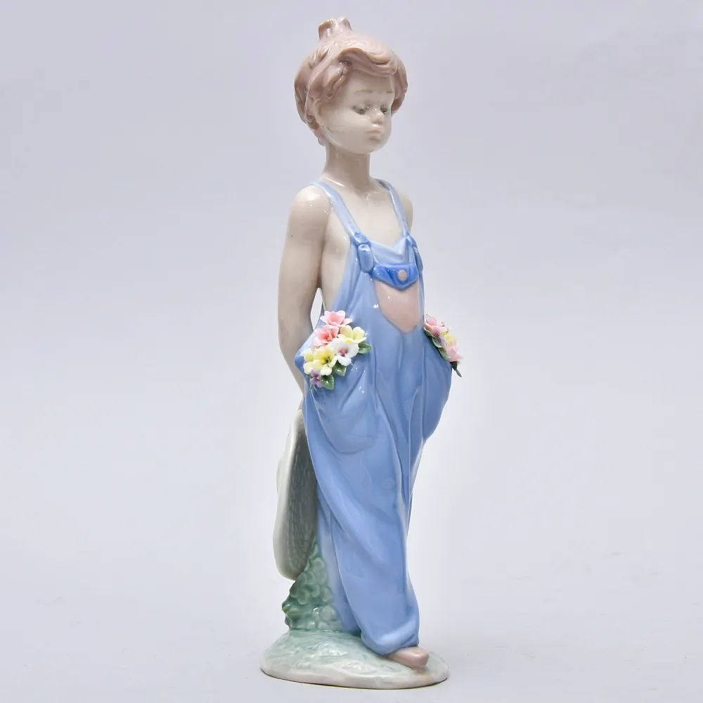 Авторская Фарфоровая статуэтка «Мальчик с цветами», Lladro Испания, 1997 год.