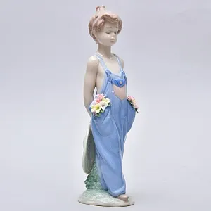 Авторская Фарфоровая статуэтка «Мальчик с цветами», Lladro Испания, 1997 год.