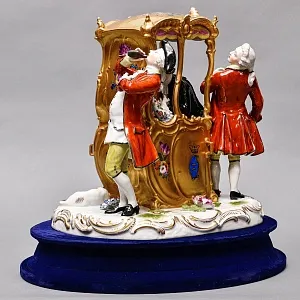 Антикварная Фарфоровая статуэтка «Дама в золотом портшезе», Carl Thieme Германия, 1864 - 1888 годы. 