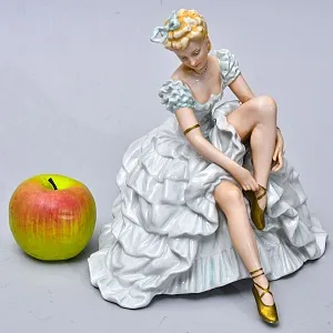 Большая Фарфоровая статуэтка «Балерина, завязывающая пуанты», Н-24 см. Schau Bach Kunst  Германия.