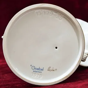 Коллекционная Фарфоровая Статуэтка «Девушка с золотым шаром», GOEBEL Германия - 1979 год.