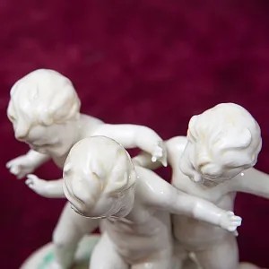 Коллекционная Фарфоровая статуэтка «Путти с мячом», Германия - середина ХХ века. 