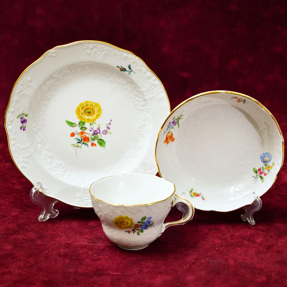 Коллекционная Фарфоровая Чайная пара + Тарелка (Тройка) из серии BLUME, MEISSEN Германия.
