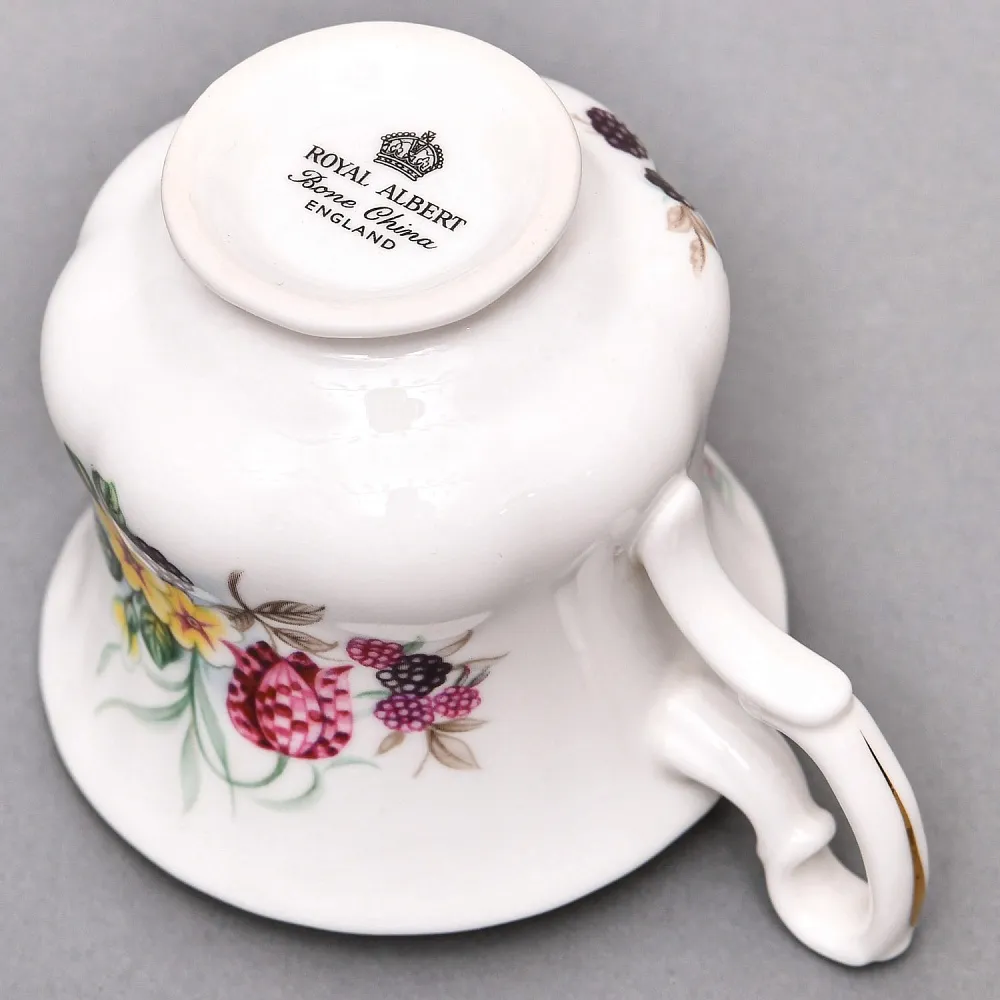 Коллекционная Фарфоровая Кофейная пара «Букет с ежевикой», ROYAL ALBERT Англия.