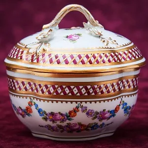 Редкость! Коллекционная Шкатулка-Бонбоньера «Грация» Фарфор SP Dresden Германия.