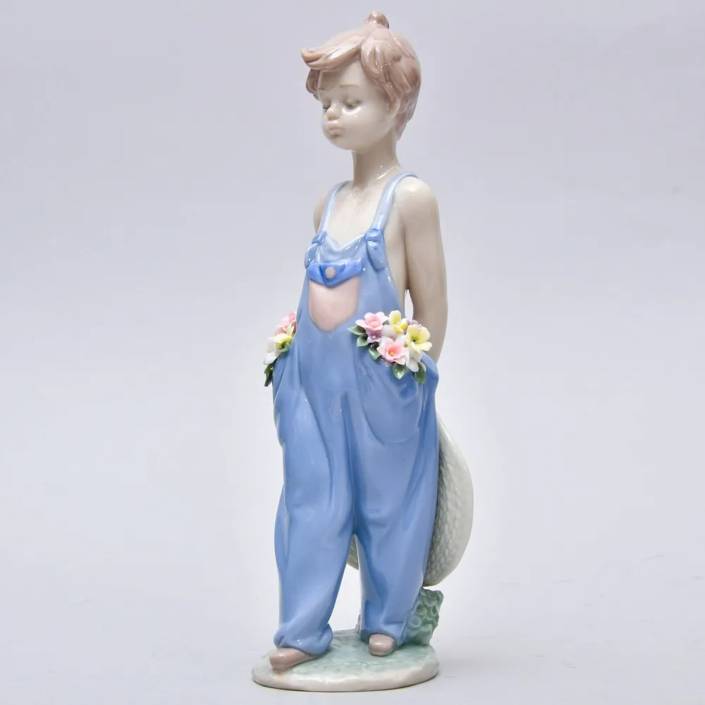 Авторская Фарфоровая статуэтка «Мальчик с цветами», Lladro Испания, 1997 год.