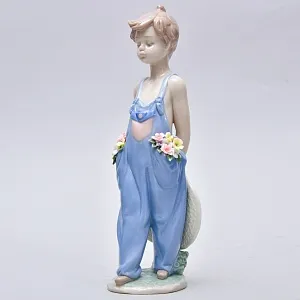 Авторская Фарфоровая статуэтка «Мальчик с цветами», Lladro Испания, 1997 год.