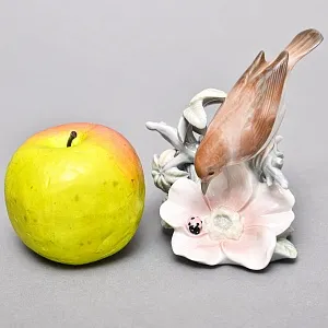  Коллекционная фарфоровая статуэтка «Птица и божья коровка на цветке», Lladro Испания. 