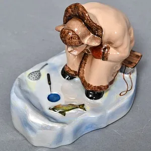 Авторская Коллекционная Фарфоровая Статуэтка «Рыбак на зимней рыбалке», Россия.